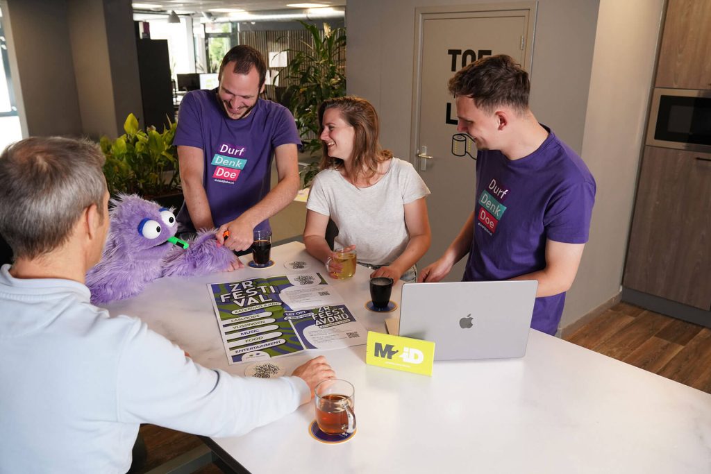 Team werkoverleg aan tafel